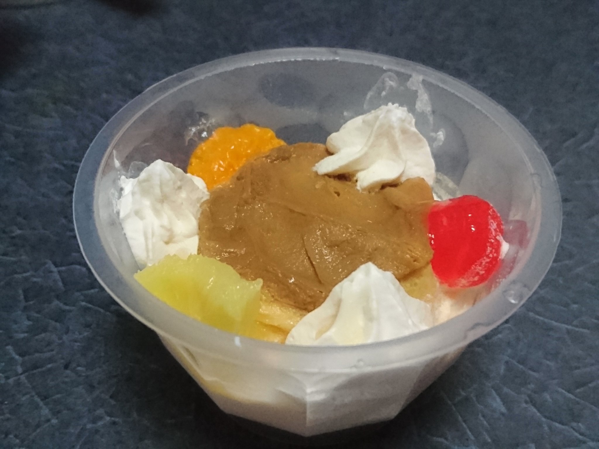 ﾏﾘｻﾝ いぬごはん 犬用のプリンパフェとゆーものを見つけて買ってしまいました 1 6ほどをはなにあげたらプリンとフルーツはぺっ としてクリームとしたのスポンジだけ食べてたので だったら普通のケーキでよかったな ちなみに味は犬のおやつとは思えない