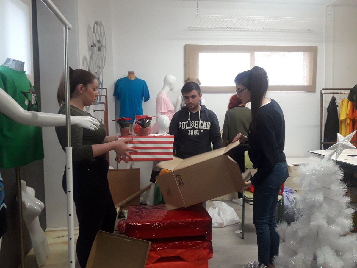 Nuria_comercio's tweet photo. Seguimos trabajando para dar a #Conocerloscomerciosdebarrio @FP_eel11 #CEL17/18 https://t.co/6JpQQuWzZl