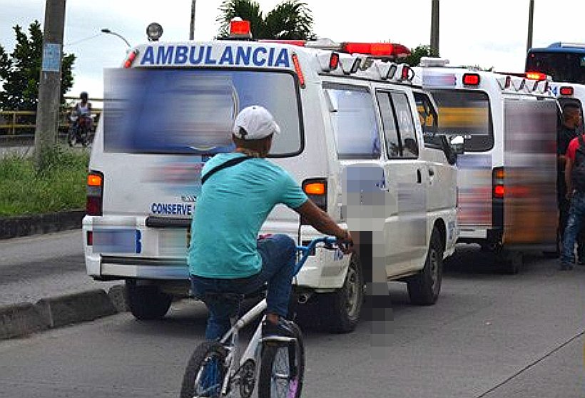 Un menor de 13 años que se transportaba en su bicicleta fue arrollado por una ambulancia en la calle 2 con cra. 50 #CaliCo. Este es el resultado de la guerra del SOAT, donde tres ambulancias se desplazaban a toda velocidad en la disputa de un usuario. El niño se encuentra bien.