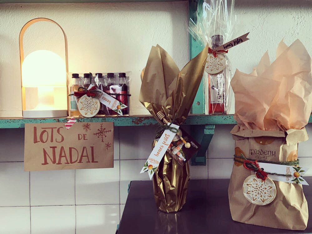 CastellGardeny's tweet photo. Con la Navidad a la vuelta de la esquina... ¡en la vinagrería estamos a tope preparando maravillosos lotes navideños! 🤗❤️🎄🎁 #CastellDeGardeny https://t.co/3Zm50pkn8v