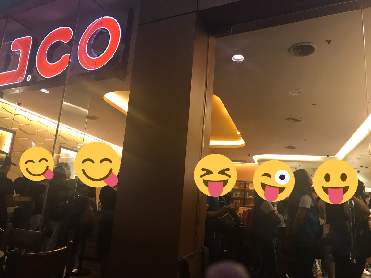 acramos23's tweet photo. When your feet is too tired but you’re dying for a donut 🍩🤦🏼‍♀️ https://t.co/6tpnaKtLP6