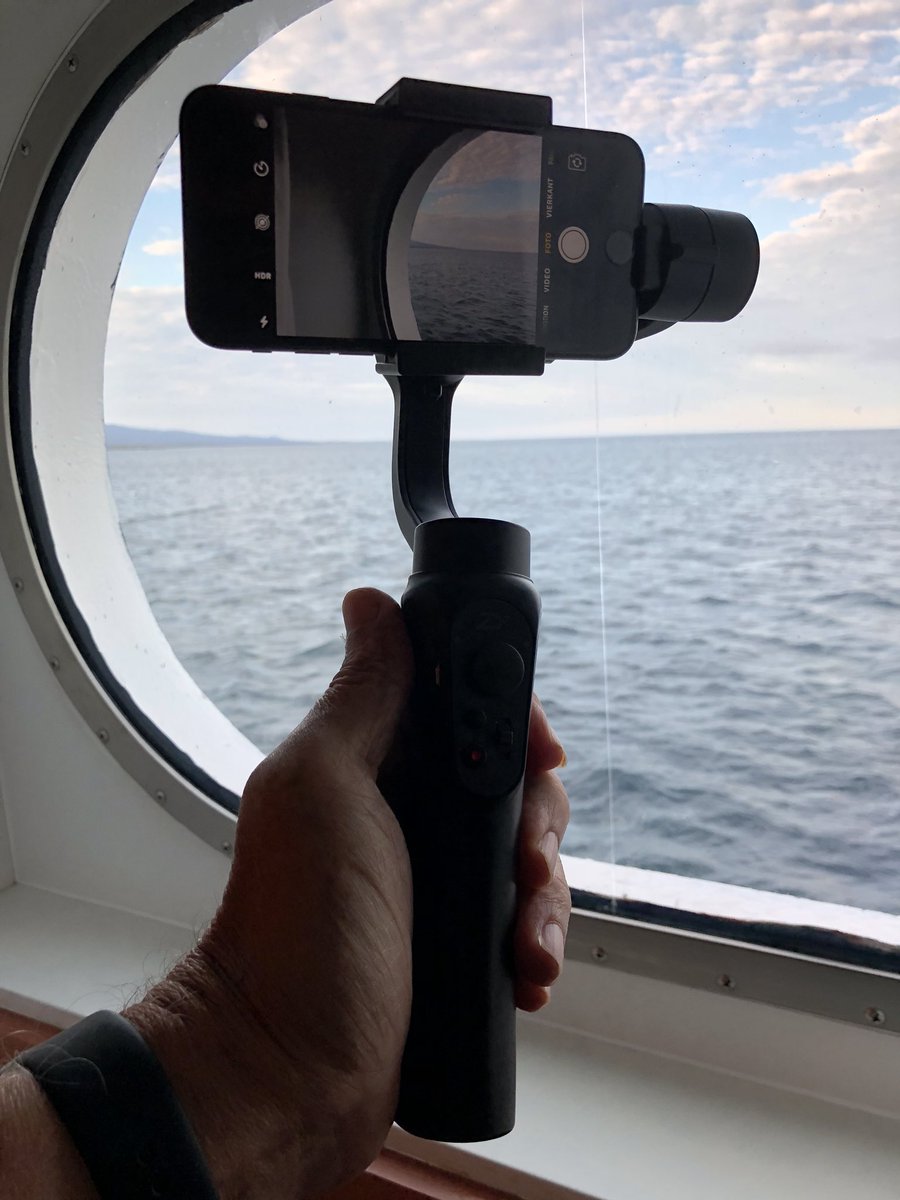 ArmandVervaeck's tweet photo. #Galapagos Bijna al mijn videos maak ik met deze #smartphone #stabilisator. Zelfs in een bumping zodiaccride blijft het beeld stabiel. Ding kost maar 150€. In het weekend volgen enkele kleine videos https://t.co/AeKtGAdRC6