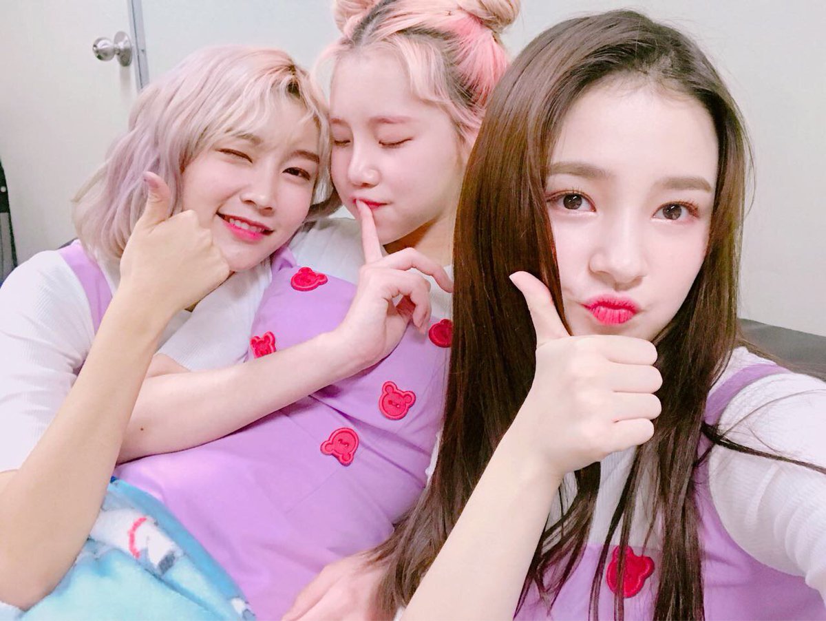 MMLD_Official's tweet photo. [#주이] 오늘도 호응이 뿜뿜🔥💥
완전 짱,, 🙏 
오늘도 함께 해 준 메리들~~ 고마워요 💜💚💜💚
조심히 들어가요🤚🤚
그리고 오늘 의상 단추 완전 제 얼굴 ㅋㅋ 희희 🌈🌈

#모모랜드 #MOMOLAND https://t.co/RpuSnusgRv
