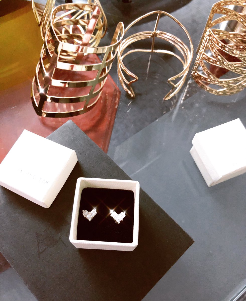 Anchusny's tweet photo. #Happy #Holidays to everyone!#AnChus provides all the #trendy #holidaySeason #lovely #jewelry for improve your #party #look pls check our #earrings #bracelets and get them https://t.co/LmbXaaVZeg https://t.co/STxNS4LeS6
