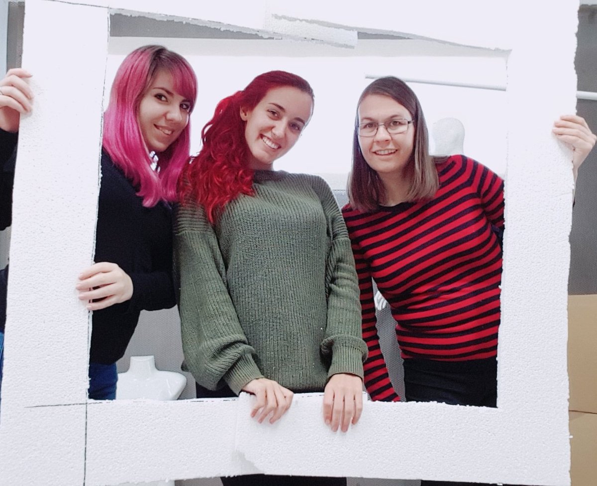 Naomi98comercio's tweet photo. Preparando la Navidad en clase de #ce1718 con @FP_eel11 #FPYoAporto #Avanzandoconelcomerciodemibarrio en el @iesromeroesteo https://t.co/CpKuXitLei