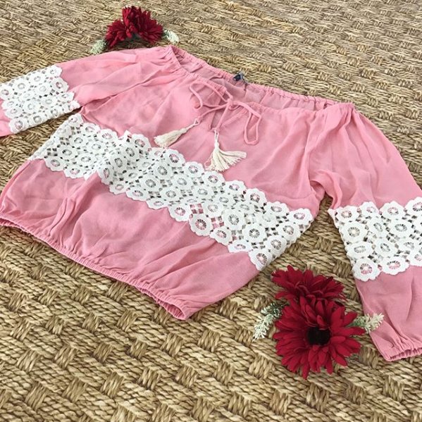 Shop126's tweet photo. Os detalhes em renda deixam essa bata ainda mais especial. 
Corra em uma de nossas lojas ou acesse nossa e-shop e garanta a sua! 
Disponível também na cor rosa em nossa E-Shop 👉 https://t.co/PijRYrEVWN
#shop126 #bata #ombroaombro #renda #altoverao https://t.co/QKmmju6E0H