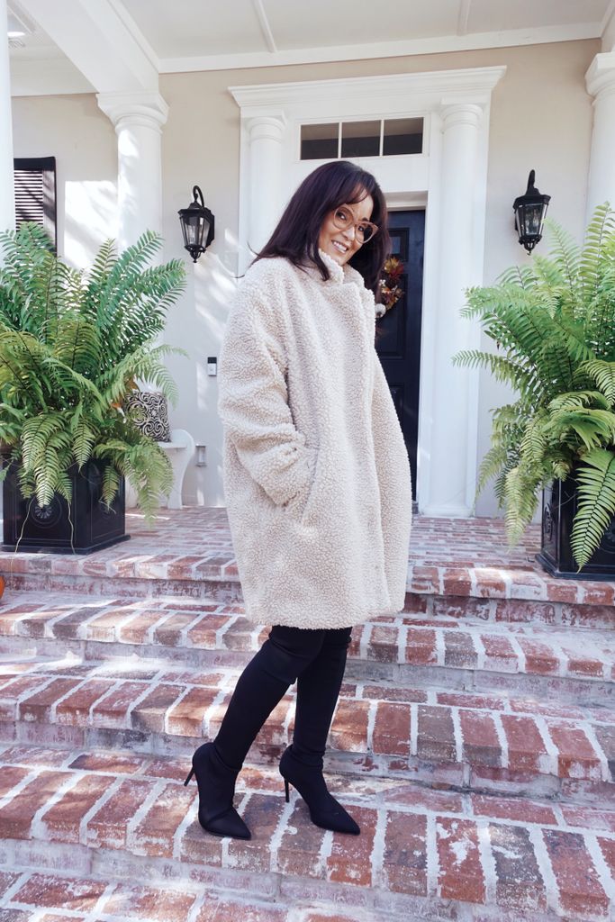 yourfavtsbs's tweet photo. Keeping it cozy.
---
Casaco quentinho e botas over-the-knee.
#ootd #Liketkit #fashiongoals #fblogger #outfitoftheday #bohochic #bohemianstyle #boho #bohemian #bohofashion #bohofashionistas #simplyboho #boholife #boholuxe #bohovibes #bohosoul
#over40 #over40style #over40blogger https://t.co/iIgmP4diZ9