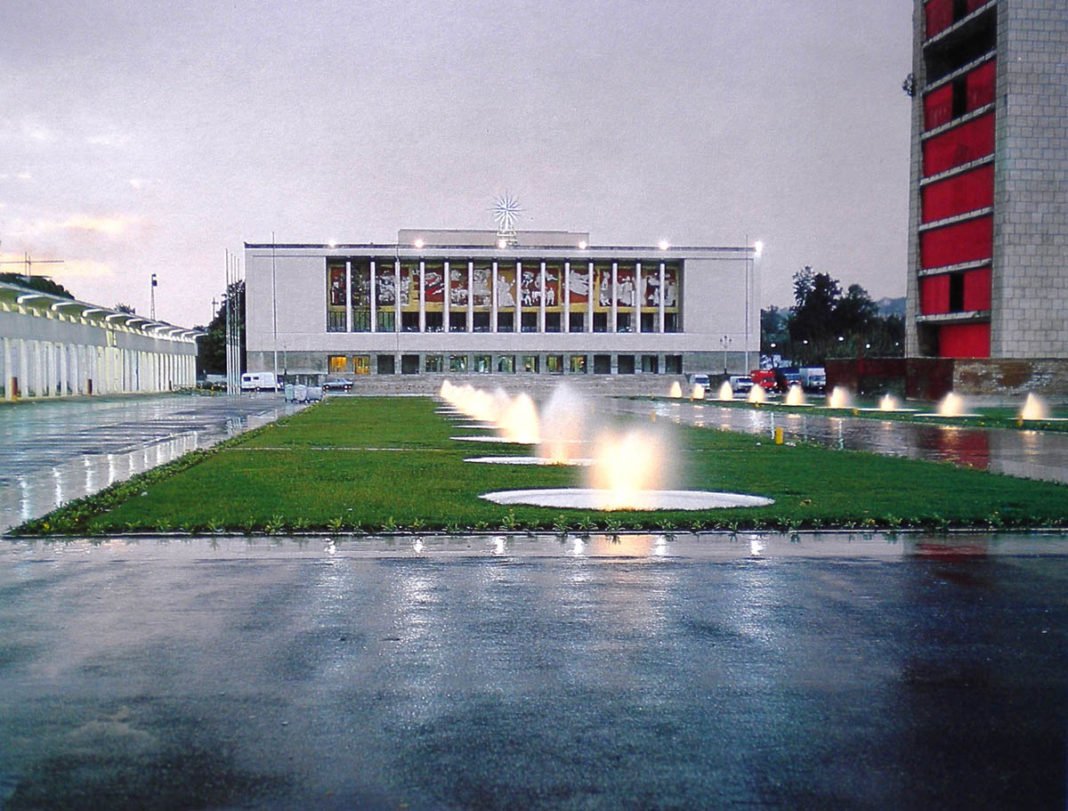 Dotato di caratteristiche ambientali e architettoniche uniche, arriva a #Napoli il #parco monumentale fatto di #natura e #design. ow.ly/B0jB30gPV8K