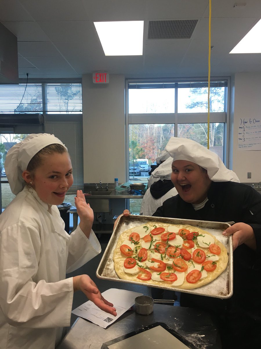 apexculinary's tweet photo. margherita pizza 🍕🍅🌿#healthychefs #equipmentunit https://t.co/VjBDLR4LRL