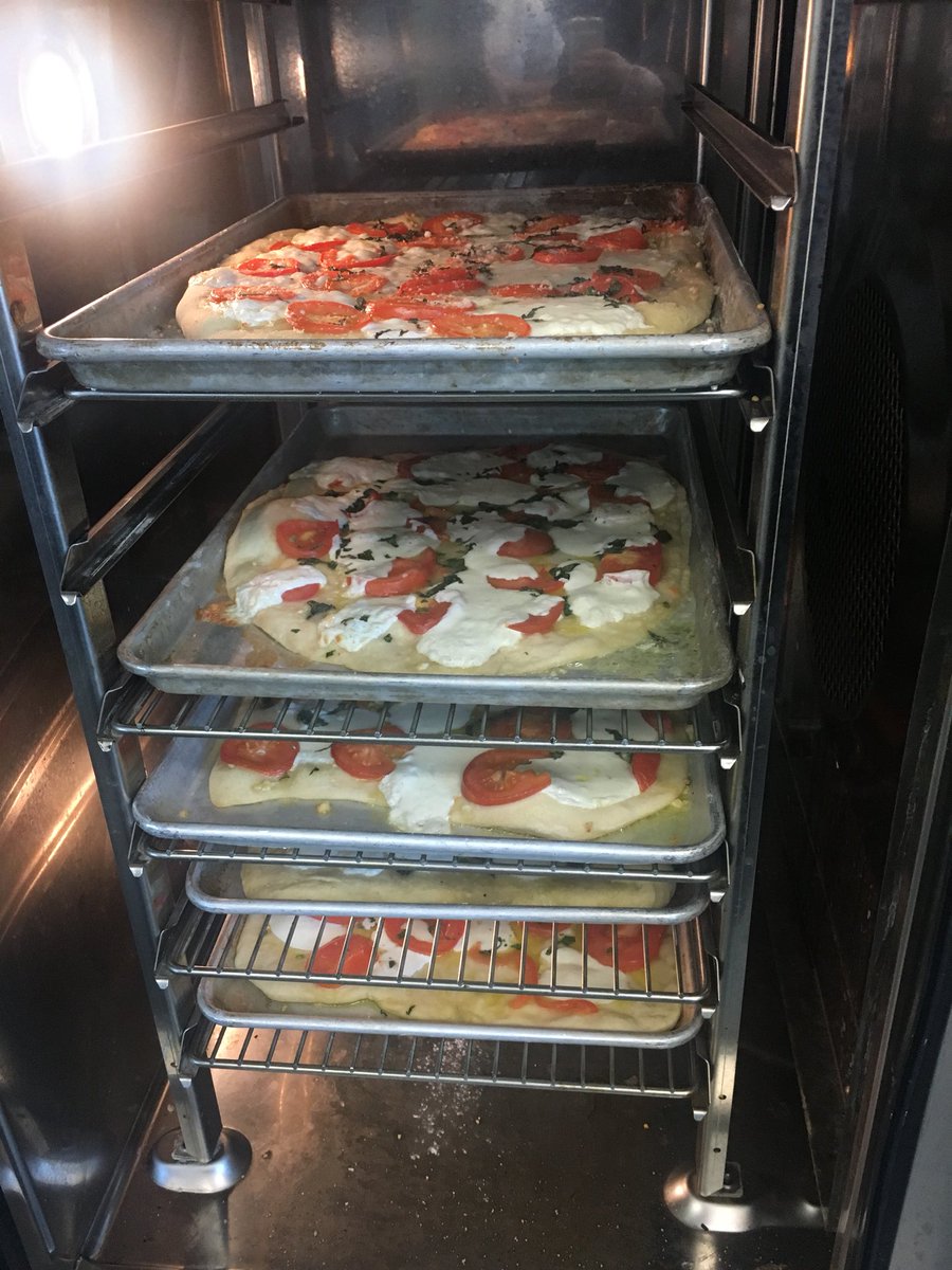 apexculinary's tweet photo. margherita pizza 🍕🍅🌿#healthychefs #equipmentunit https://t.co/VjBDLR4LRL