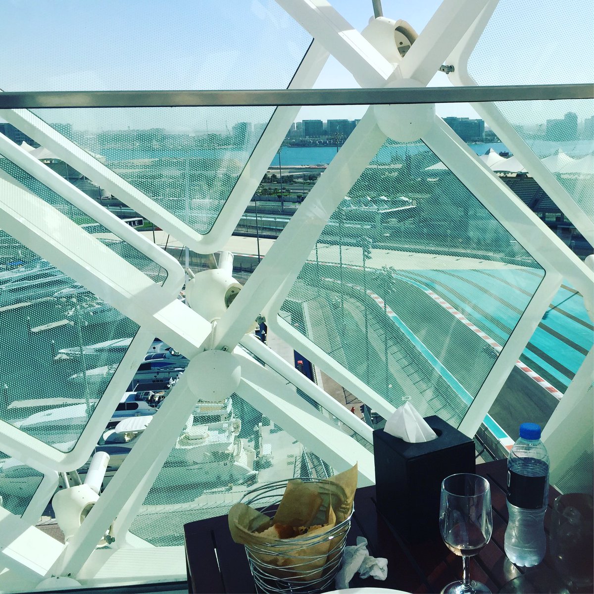 TaraMuir1's tweet photo. Not too shabby a day at @YasViceroy 🦋🏁🥂 https://t.co/pmYImUkpym