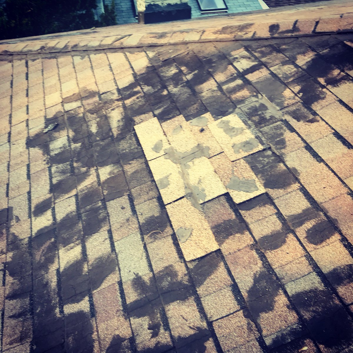 luso_roofing's tweet photo. Not sure if these roof repairs were made by a roofing contractor or a practitioner in the visual arts?! 😂 | https://t.co/UW4ISP5ZHE | #badworkmanship #hireaprofessional #emergencyroofrepairs https://t.co/hfENLe6Ovv
