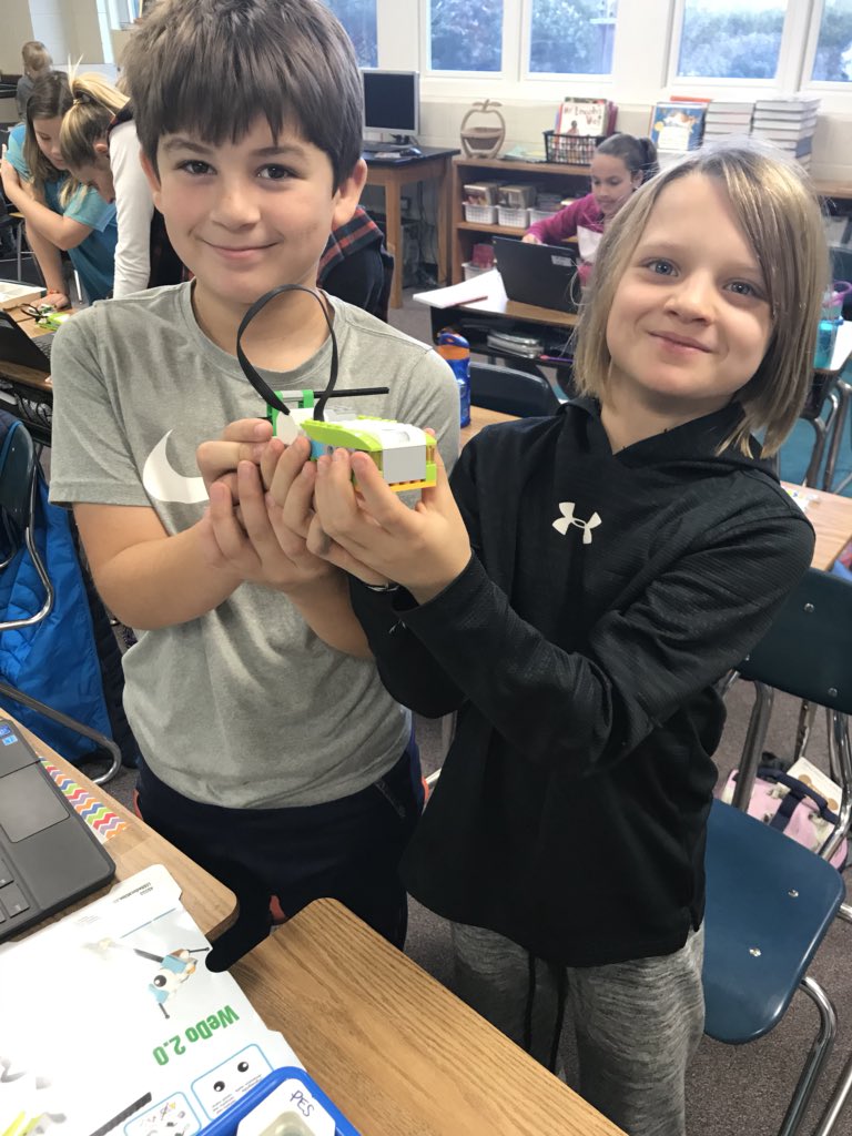 AmeliaGouillon's tweet photo. Building catapults with LEGO WeDo kits and @deannaboesch @ashlee_ciccone https://t.co/1UnBvmTFVy