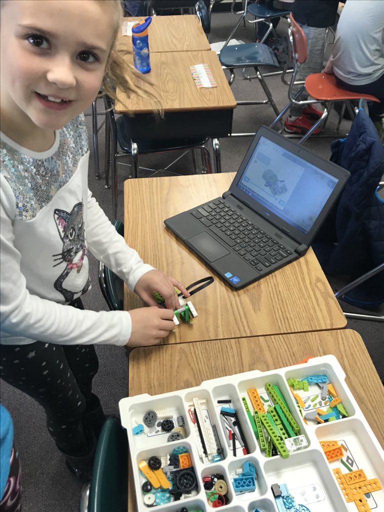 AmeliaGouillon's tweet photo. Building catapults with LEGO WeDo kits and @deannaboesch @ashlee_ciccone https://t.co/1UnBvmTFVy