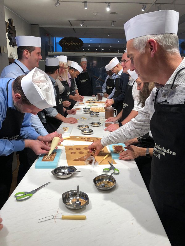 ManageEngine_DE's tweet image. #ServiceDeskPlus Kundentag 2017: neueste Entwicklungen, Best Practices sowie reger Austausch rund um das #HelpdeskTool. Krönender Abschluss: gemeinsamer Schokoladenworkshop mit sichtlich Spaß beim Verkosten &amp;amp; Erstellen eigener Kreationen. #ITSM #Helpdeks #Lecker 🍫🤤🍫🤤🍫🤤