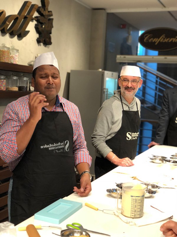 ManageEngine_DE's tweet image. #ServiceDeskPlus Kundentag 2017: neueste Entwicklungen, Best Practices sowie reger Austausch rund um das #HelpdeskTool. Krönender Abschluss: gemeinsamer Schokoladenworkshop mit sichtlich Spaß beim Verkosten &amp;amp; Erstellen eigener Kreationen. #ITSM #Helpdeks #Lecker 🍫🤤🍫🤤🍫🤤