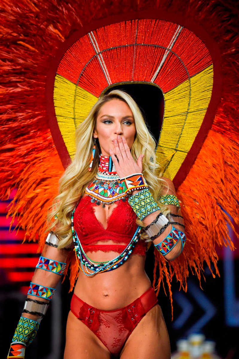 CandiceSwanArmy's tweet photo. Candice Swanepoel walks the 2017 Victoria's Secret runway in Shanghai. @VictoriasSecret #VSFS2017 #runway #VictoriaSecretFashionShow https://t.co/P3XwQi0lxr