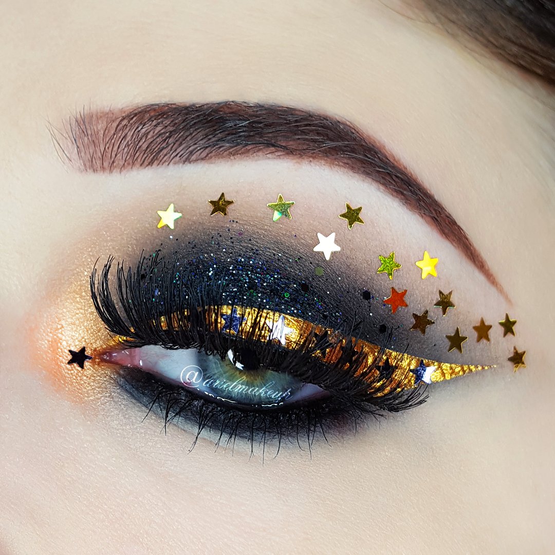 ArielMakeUp's tweet photo. 🌟ZODIAC🌟 #makeuplook inspired by the new #Zodiac brush sets by @Spectrumbrushes, which launched today😍

Ft. @NablaCosmetics e/s Byzantine, Illusion, Nocturne, Antique White; Dazzle Liner in Klimt
#GlitterPalace Bey, Morticia glitters

#makeup #eyemakeup #eyelook #glittermakeup https://t.co/AAFMQxiMxl