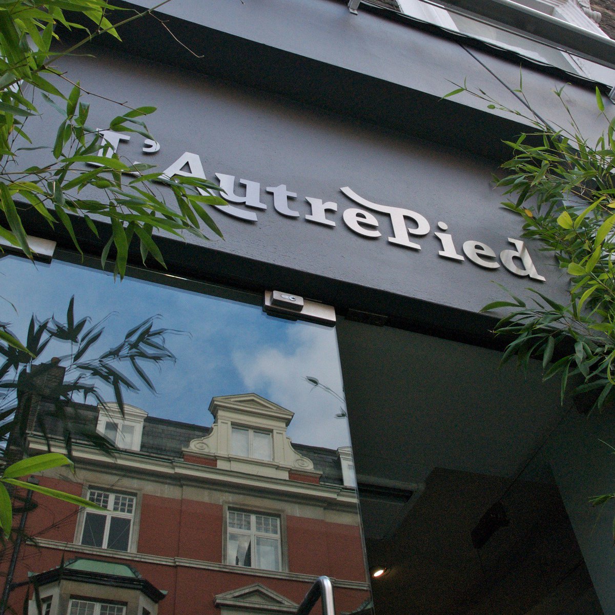 worldofwire's tweet photo. @LAutrePied Wire designed their identity 10 years ago and it stood the test of time. Great restaurant and sad to see it go but excited for their future @PiedaTerreUK another identity designed by Wire. 
#SmallBusiness #Freelance #design #branding #London https://t.co/W9Tnhnf0Us