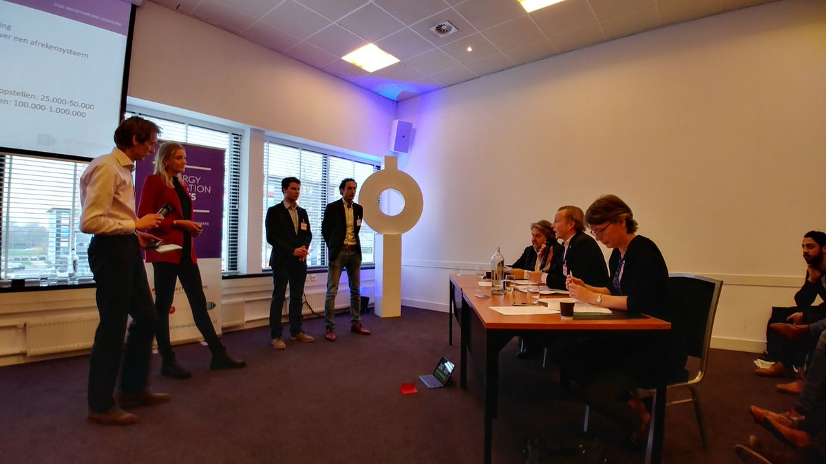 SustainMotion's tweet photo. "Als iedereen het een goed idee vindt, dan ben je al te laat.." spreekt jurylid @RuudvanTendris na presentaties van #EIT2017 #WTSE2017 @TSEnergie https://t.co/CCVTge0m4K
