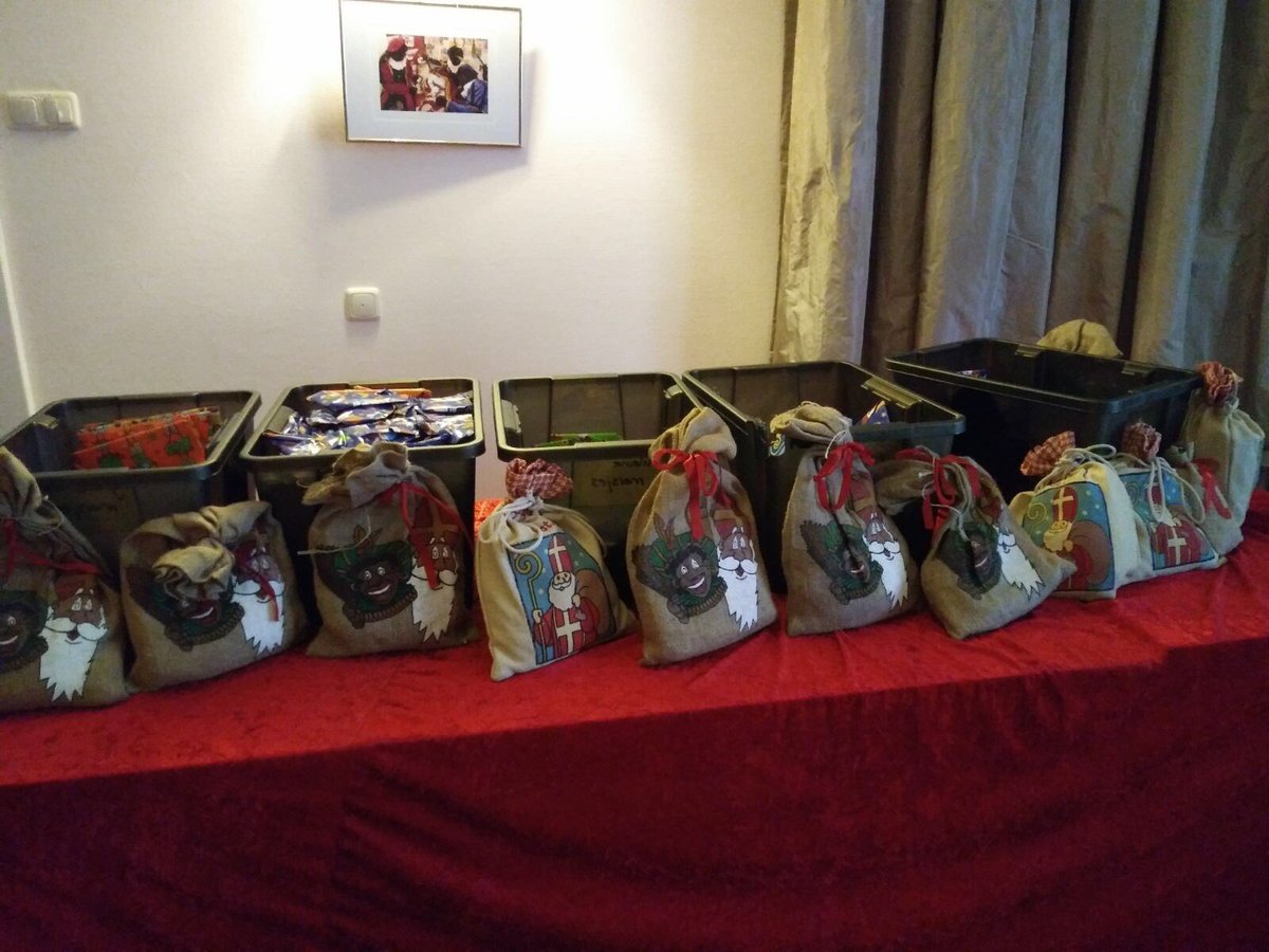 sinterklaasstad's tweet photo. De laatste dag dat je Sint en zijn pieten bezoekt in het Huis van Sinterklaas. We zijn er tot 16 uur 🎁. #hengelo #sinterklaas https://t.co/ZDCYh9pdM7