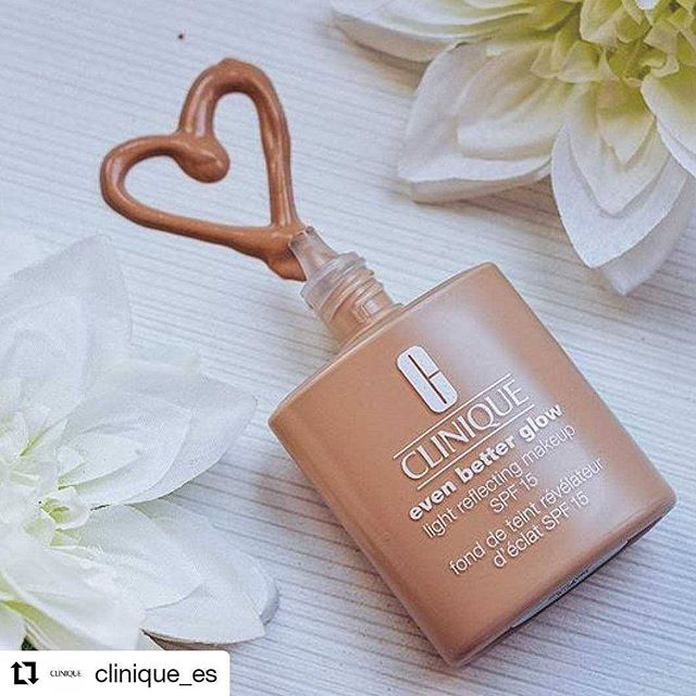 RevistaTooMuch's tweet photo. Cuando hablamos de amor nos referimos a #Clinique Gracias a su base #EvenBetterGlow podremos lucir hermosas. Este producto tiene un efecto que le brinda un toque de luz a nuestro rostro. ¿Qué les parece? ¡Listas para comernos el mundo! 

#RevistaTooMuch #makeup https://t.co/6Y3sedpZDf