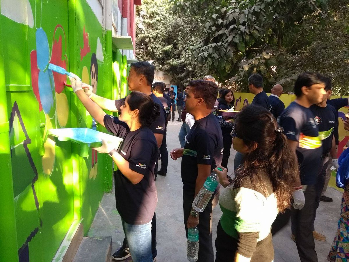 Masterpeace2014's tweet photo. 98, 99..100!! Weโre pleased to announce that our 100th #WallsofConnection has just been completed in #India with @AkzoNobel! #LetsColour #HumanCities https://t.co/GOjw53Ovue