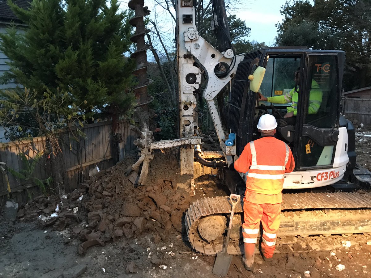 InmotionUKLtd's tweet photo. That time of year where the last few hours of each day are in the dark under flood &amp; machine light. 

#piling #pilingrig #essex #tescar #cf3 https://t.co/Zq0a9A5C4B