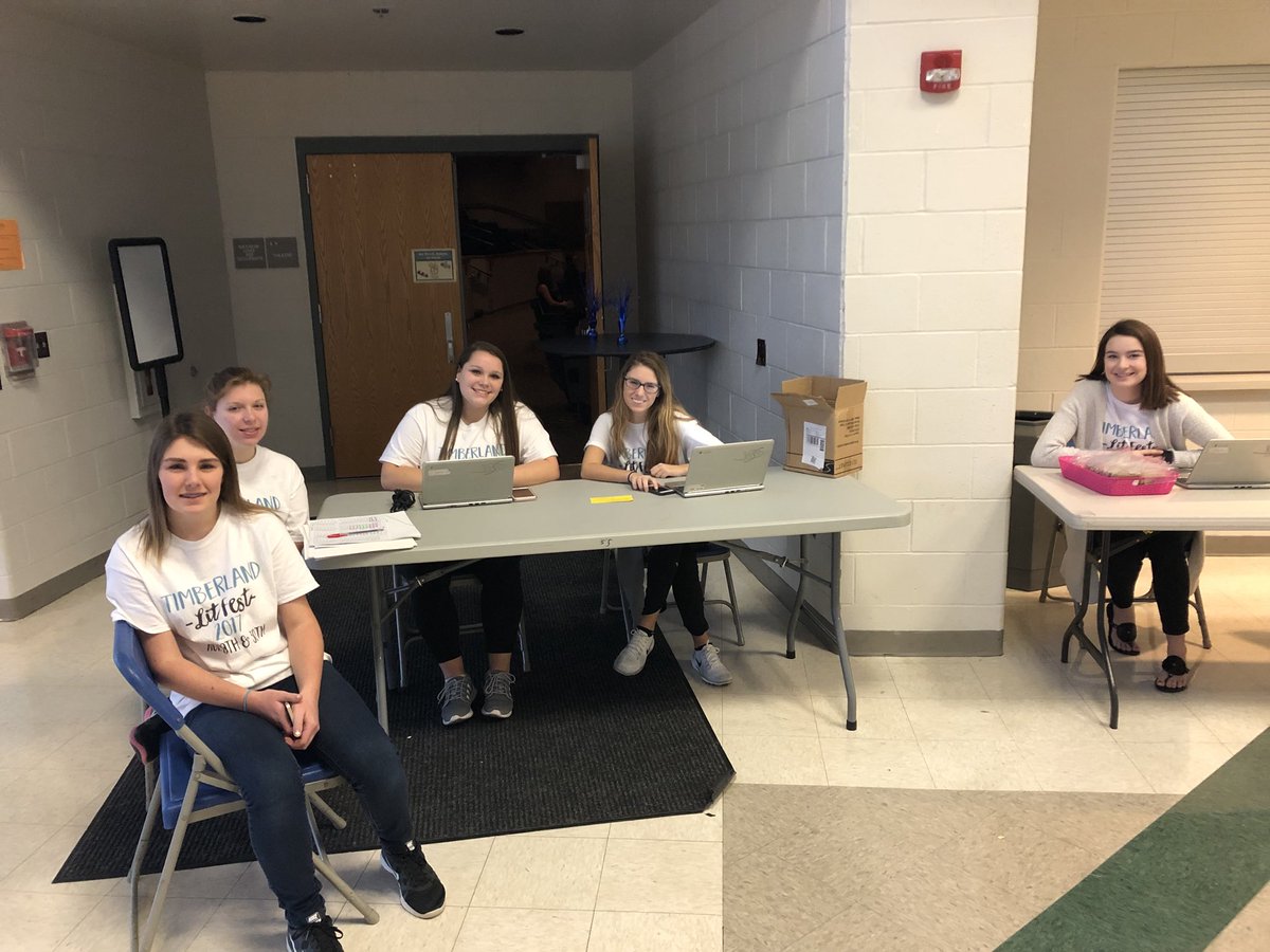 LinkLeadersTHS's tweet photo. @THSlitfest is off to a fabulous start! Powerful student poetry on a platform carefully organized by some passionate Contemporary Lit students. Canโt wait for the rest of these sessions! #LitFest17 https://t.co/8WcLhwaQw4