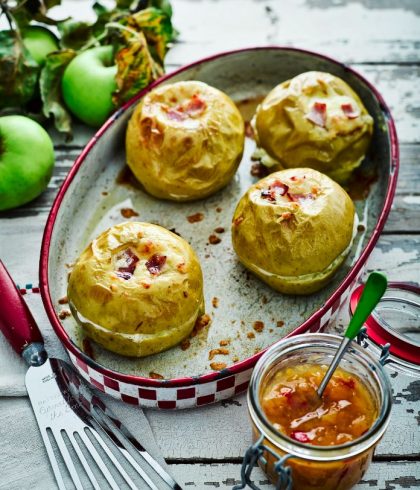 Orchard_World's tweet photo. This recipe just feels christmassy! Try this Bramley Bap with Blue Cheese, Dates and Walnuts https://t.co/Rk4eLcLWas #goodnesstogo #greatbritishapples #christmas2017 https://t.co/24dsqWKdxG