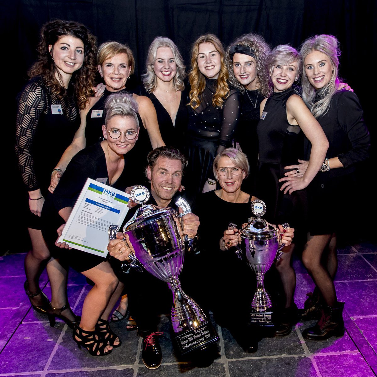 Super wat gaaf Bedankt mede mogelijk gemaakt door jullie deze mooie avond #ondernemersprijs2017 <a href="/mkbwestland/">MKB Westland</a> <a href="/Westlandpartner/">Westland Partners</a> <a href="/Bij5/">Restaurant Bij5</a> <a href="/Spontaan_nl/">Spontaan</a> <a href="/rolfvankoppen/">Rolf van Koppen</a> <a href="/wosmedia/">WOS</a> #Famille #vrienden #team #klanten #kappersbranche