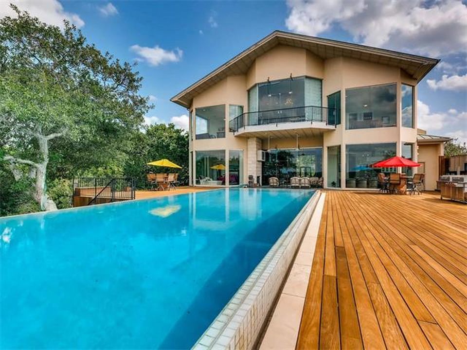 TRE_AustinTX's tweet photo. 24714 Travis Lakeside Cv has amazing outdoor features with a large negative edge pool and hot tub. https://t.co/0PJwH2fnkF
