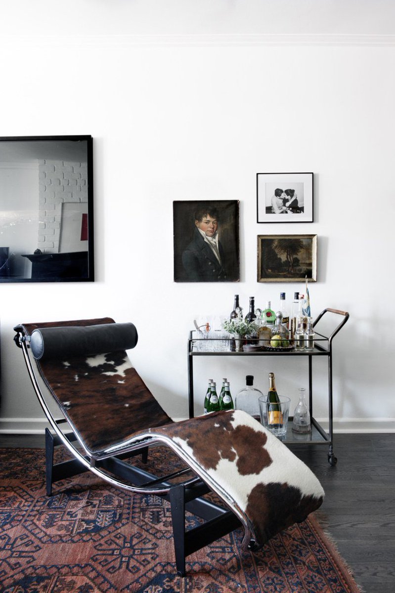 Cette semaine sur le #blog, (re)découvrez l'histoire d'une pièce iconique, le fauteuil LC4 signé #LeCorbusier, Charlotte Perriand et Pierre Jeanneret : goo.gl/ydBxXs #design #midcentury #interior 
© AD