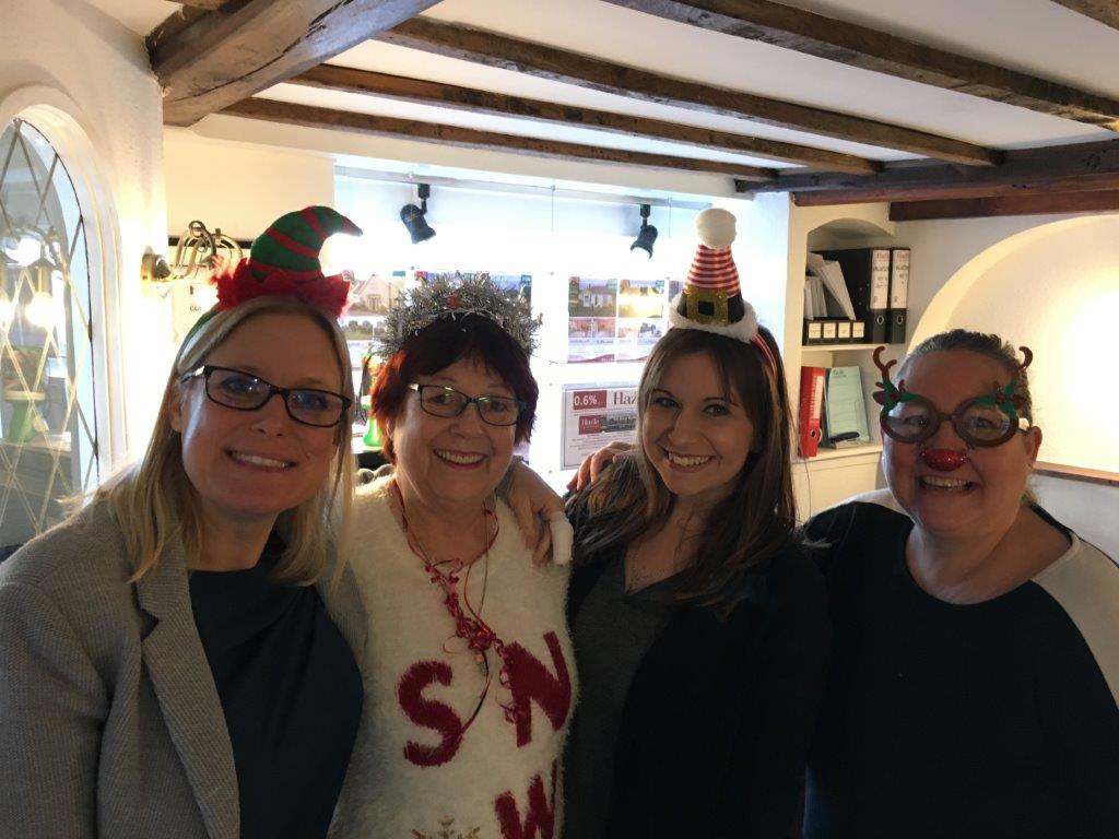 CCLettings's tweet image. The office Christmas decorations are up and we are all feeling festive ready for the #Emsworth Christmas light switch on this Friday #Christmas2017 #ChristmasDecorations #Emsworth #CCLettings #HolidaysAreComing @HazleandCo