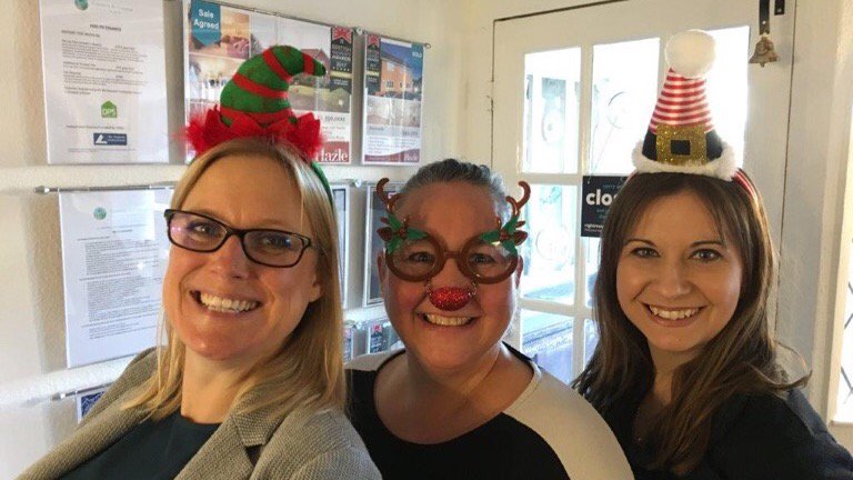 CCLettings's tweet image. The office Christmas decorations are up and we are all feeling festive ready for the #Emsworth Christmas light switch on this Friday #Christmas2017 #ChristmasDecorations #Emsworth #CCLettings #HolidaysAreComing @HazleandCo