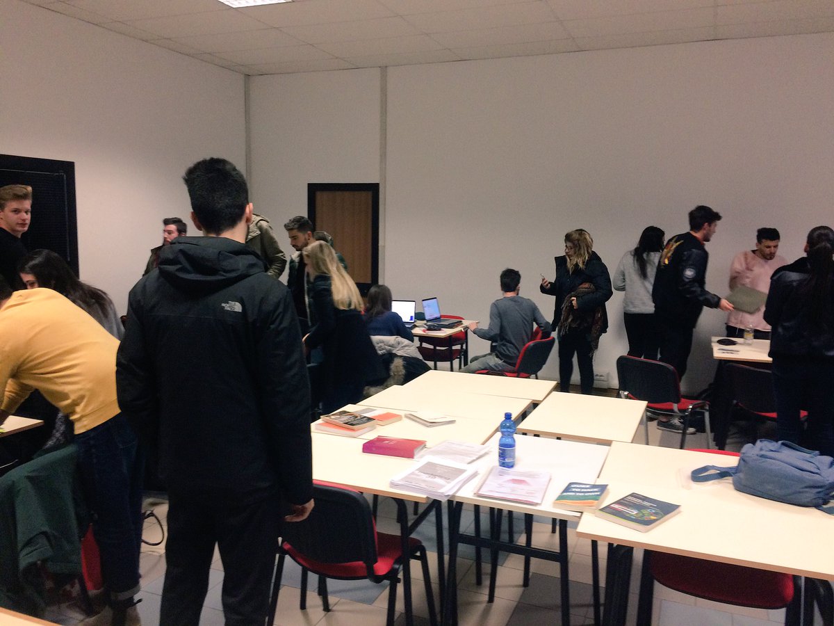 giovvan's tweet photo. 'parla se migliori il silenzio' assunto come principio di progettazione di comunicazione social che unisce e crea valore  avanti col #socialmedia Lab #lessismore @IUS_VE https://t.co/qfXMTDtJED