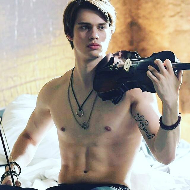 николас голицын колдовство. николас голицын {nicholas galitzine} торс. николас голицын и кинан кампа. николас голицын {nicholas galitzine}. николас голицын {nicholas galitzine}.