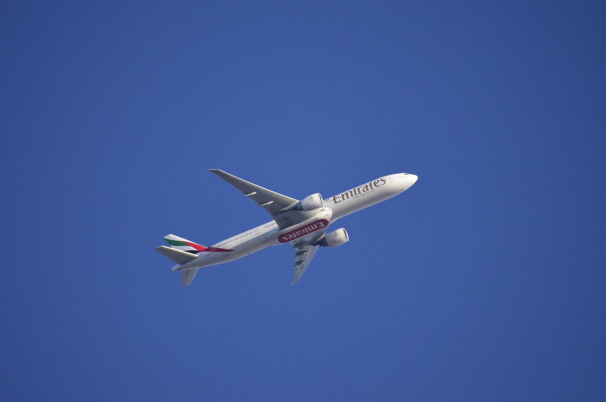 seanwhite89's tweet photo. @NCLairport just passing over the top of my house #EK36 https://t.co/NvNdpYH3qU
