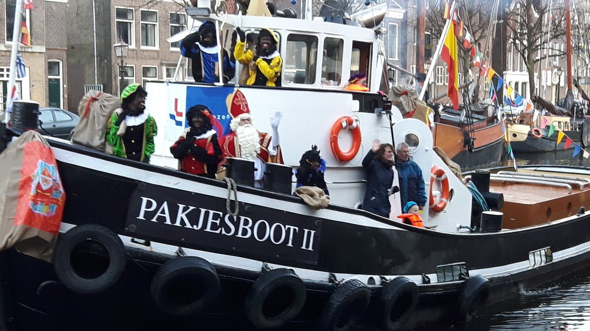 StKlaas en zijn Pieten op bezoek bij de kinderen van <a href="/Loodswezen/">Loodswezen</a> Rotterdam-Rijnmond.