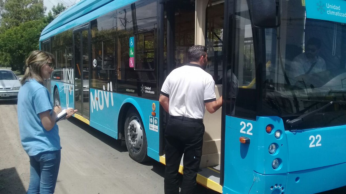 MAlvaradoMR's tweet photo. ⚠ #ControlTUP en el marco del #OperativoIntegral, en Fragata Sarmiento y Francia, @CMDSudoeste >> 🚌 Líneas 127 y Q >> horario/frecuencia/limpieza e higiene. #EstamosCerca! https://t.co/QfPHbRlqL3