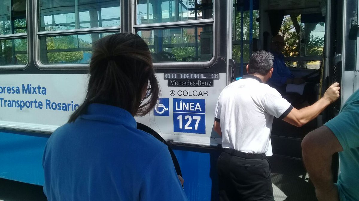 MAlvaradoMR's tweet photo. ⚠ #ControlTUP en el marco del #OperativoIntegral, en Fragata Sarmiento y Francia, @CMDSudoeste >> 🚌 Líneas 127 y Q >> horario/frecuencia/limpieza e higiene. #EstamosCerca! https://t.co/QfPHbRlqL3