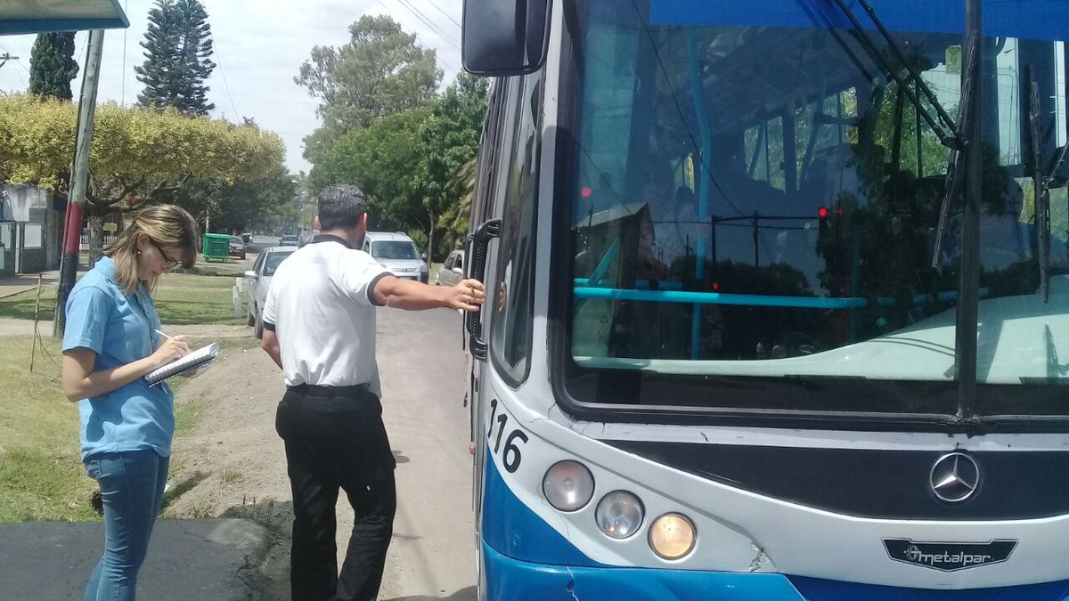 MAlvaradoMR's tweet photo. ⚠ #ControlTUP en el marco del #OperativoIntegral, en Fragata Sarmiento y Francia, @CMDSudoeste >> 🚌 Líneas 127 y Q >> horario/frecuencia/limpieza e higiene. #EstamosCerca! https://t.co/QfPHbRlqL3