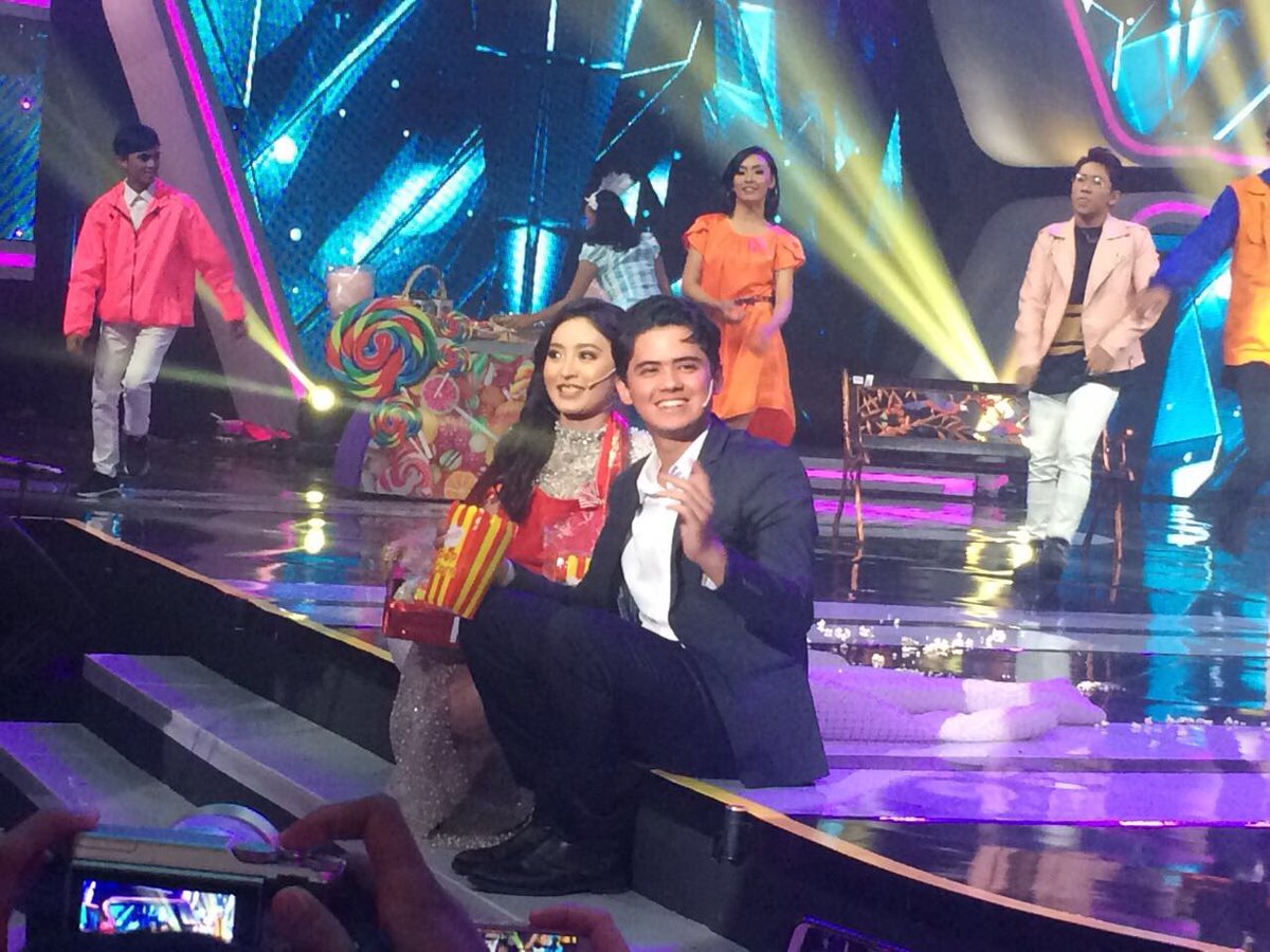 SCTV's tweet photo. Mana fansnya pasangan Satya @alysyarief dan Laras @15natashawilona ?

Serasi nggak nih? #SCTVAwards2017 https://t.co/4wXDHbMKha