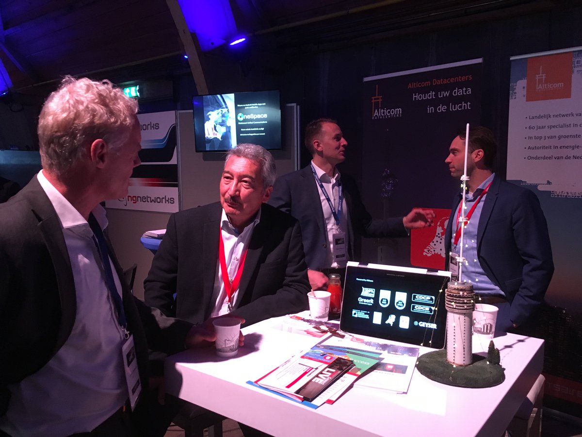 Channel_Connect's tweet photo. Letterlijk in de wolken met je data! #alticom Houdt uw data in de lucht: maatwerk private datacenteromgevingen altijd dichtbij! Maarten Kippers vertelt het tijdens #cclive https://t.co/EJM9IHJPPe