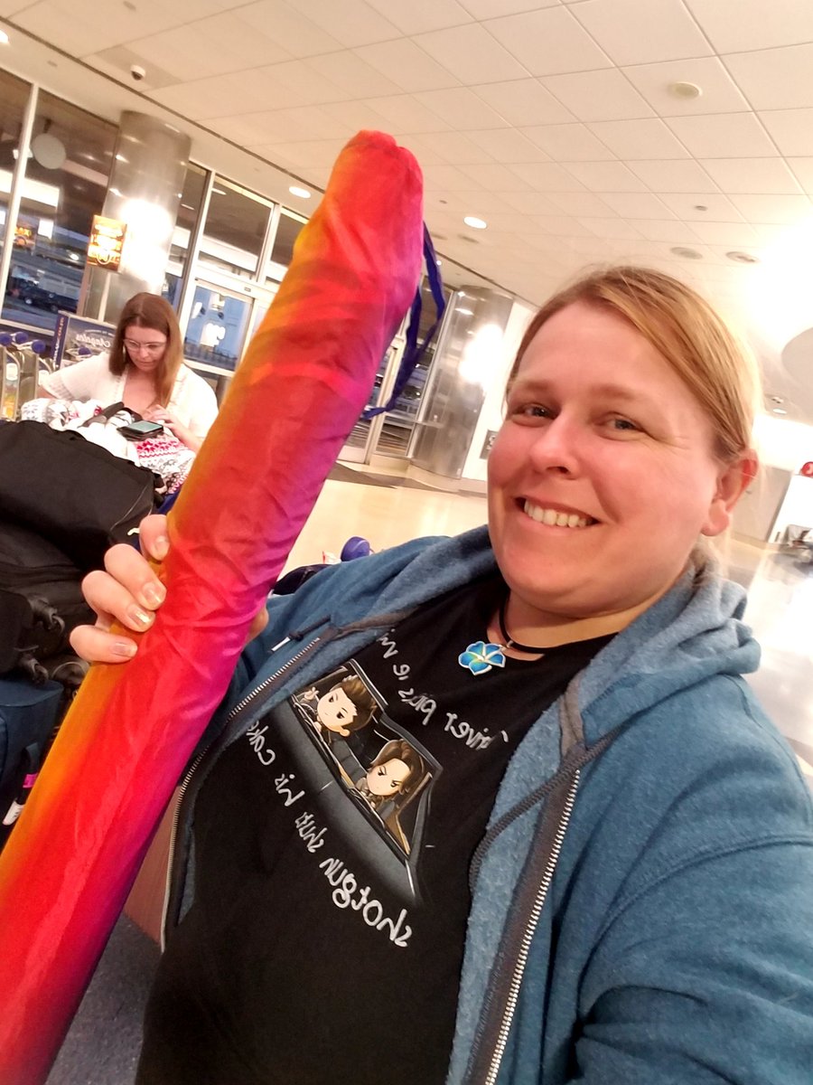 Paleonut_'s tweet photo. Fun fact: you can indeed bring a beach umbrella on a plane.... didn't even count as a carry on! TSAv what is that? Me: Beach umbrella & a beach mat TSA: Cool, put it on the belt #NotActuallyInHawaii #LAX https://t.co/NOGMqnHdzC