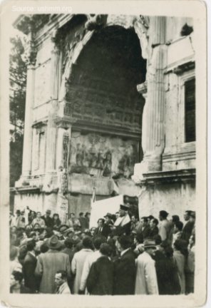 Crowds in Rome gathered at the Arch of Titus to celebrate the vote at the UN in November 1947