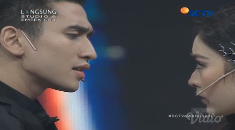 Vino sama Laras bikin baper banget ya di #SCTVAwards2017!
Kalau menurut kamu, Laras lebih cocok sama Vino atau sama Satya?