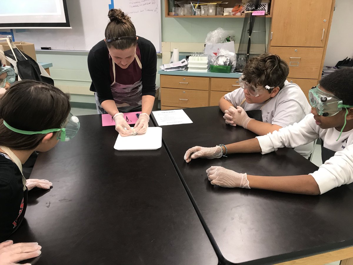 FarrellKerri's tweet image. Science Kriete/Chapman-Cow’s Eye Dissection is underway!@CTBarkalow @mrs_kriete