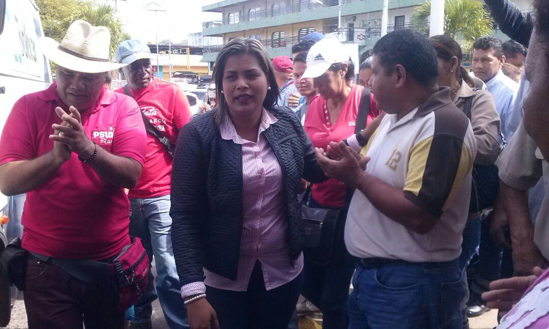 Henry_CBO's tweet photo. #EnUpataGanaLaTata [En Vivo desde El Hopital] #Upata Haciendo entrega de una ambulacia al hospital Dr. Gervasio Vera Custodio  para mejorar la calidad de vida en  Piar .@tatachavista .@PiarZamora200 .@DouglasPsuvUpat https://t.co/wCm7e1v5mo