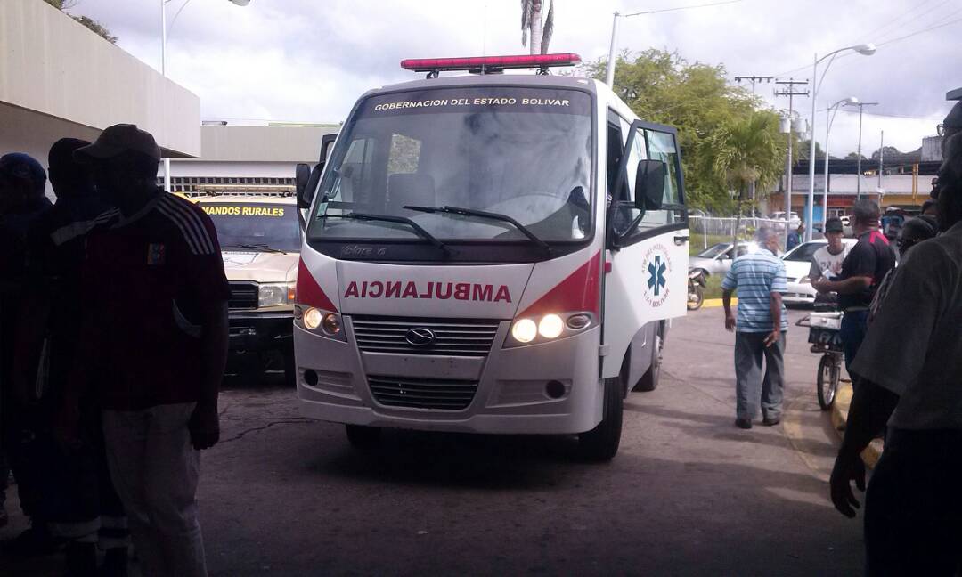 Henry_CBO's tweet photo. #EnUpataGanaLaTata [En Vivo desde El Hopital] #Upata Haciendo entrega de una ambulacia al hospital Dr. Gervasio Vera Custodio  para mejorar la calidad de vida en  Piar .@tatachavista .@PiarZamora200 .@DouglasPsuvUpat https://t.co/wCm7e1v5mo